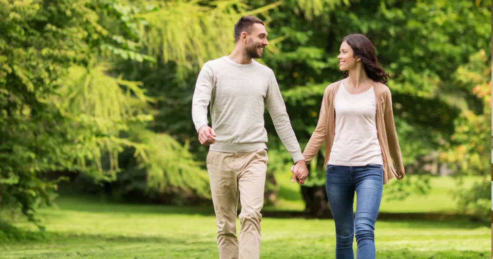 A couple wakling after a meal helps keep insulin sensitivity